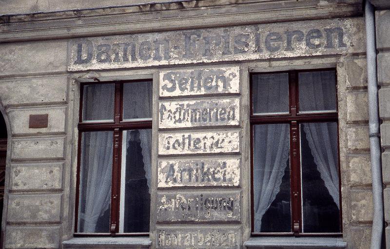 Görlitz, Lutherstr. 25, 14.12.1996.jpg - Damen-Frisieren. Seifen - Parfümerien - Toiletten-Artikel - Anfertigung von Haararbeiten